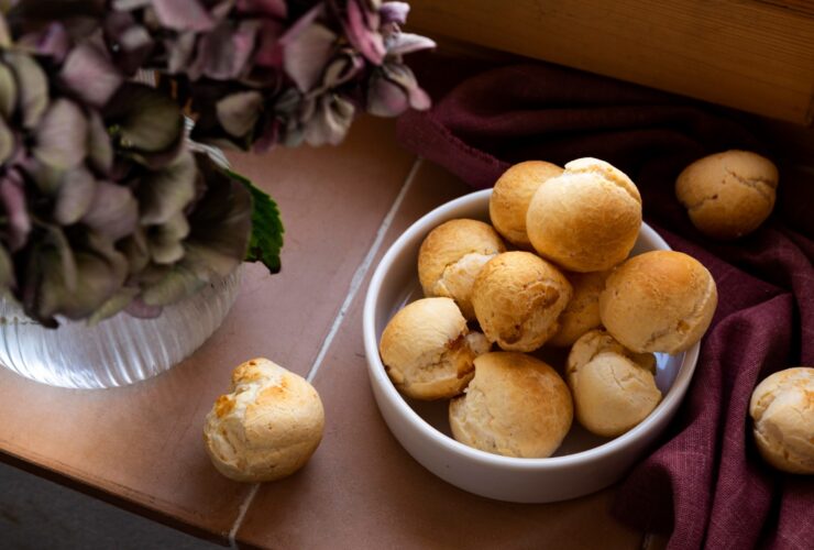 Como assar pão de queijo congelado na airfryer