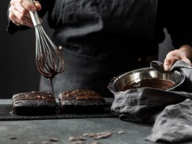 Qual a diferença entre bolo de chocolate e nega maluca